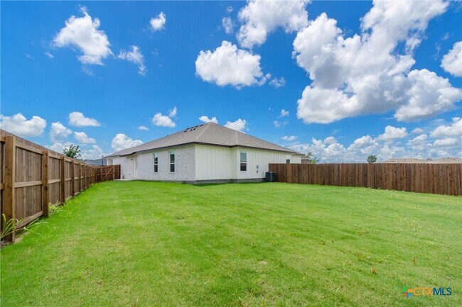 Building Photo - 1118 B Zora Dr