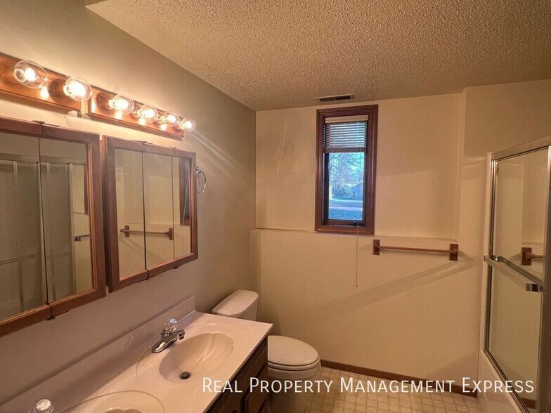 Building Photo - Stunning 4 Bedroom 2.5 Bath Home in South East Sioux Falls