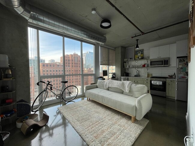 Building Photo - 810 N Clark St