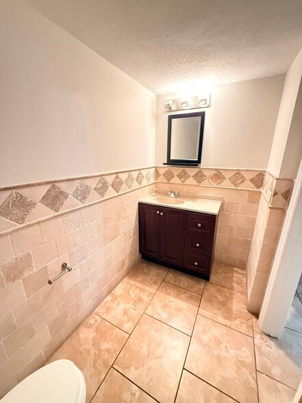Building Photo - 9355 Fontainebleau Blvd