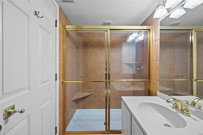 Building Photo - Condo in the Vibrant Clayton district!