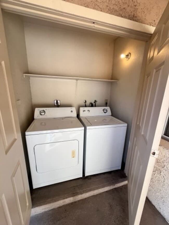 Building Photo - One Bed Condo in Southwest
