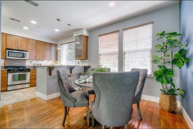 Building Photo - 405 Washington Square