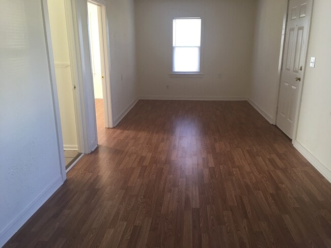 Building Photo - Cute 2 Bedroom 1 Bath home with Central He...