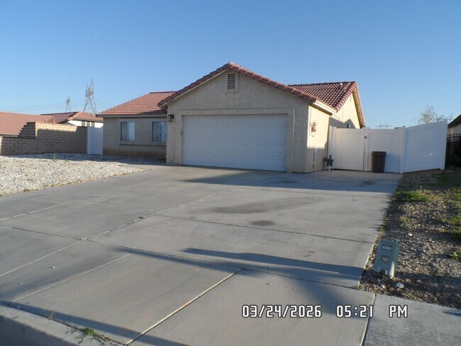 Building Photo - 3 Bedrooms, 2 Bathrooms, approx. 1112 sq. ft., 2 Car Garage, Solar Panels, Internet Included. Clo...