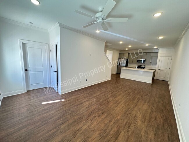 Building Photo - 721 Southview Dr