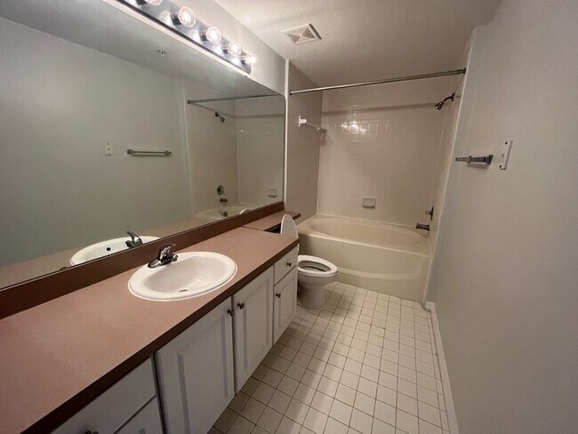 Building Photo - 5578 Metrowest Blvd