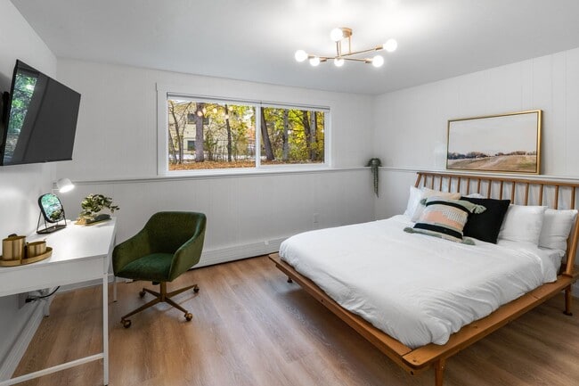 Building Photo - Stylish & Turnkey Furnished 2-BR Daylight Basement Apartment – Utilities + Wi-Fi Included