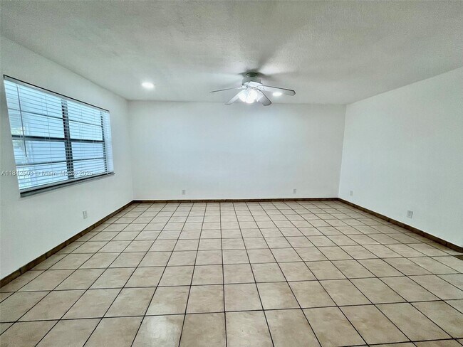Building Photo - 581 Blue Heron Dr
