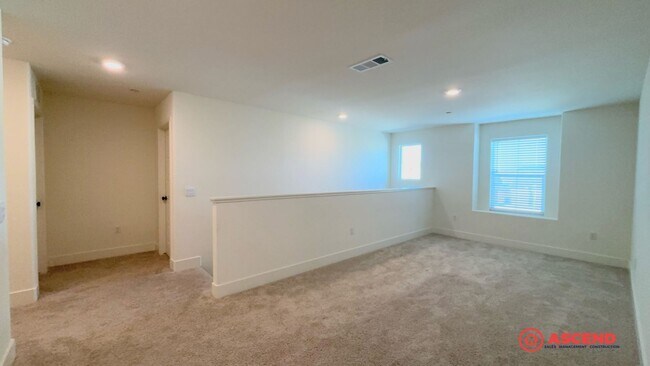 Building Photo - Lovely Home Near Frontier Highschool!