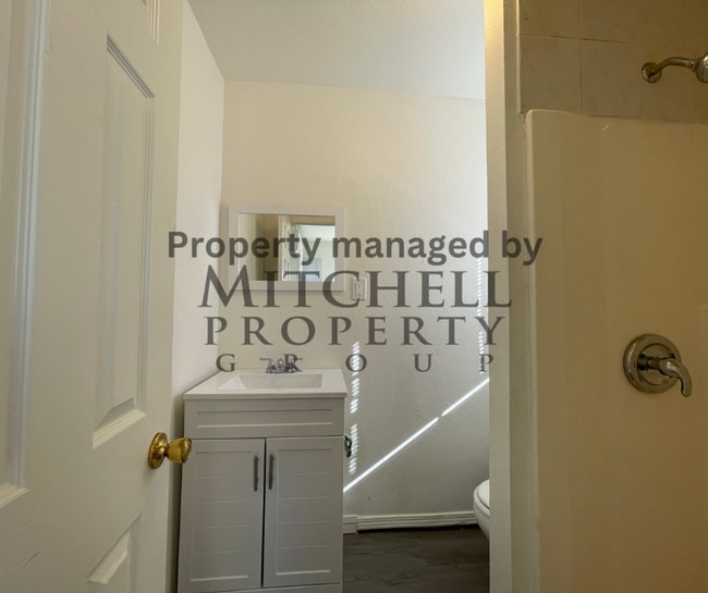 Building Photo - Adorable 1 bedroom 1 bath back house in a cozy neighborhood!