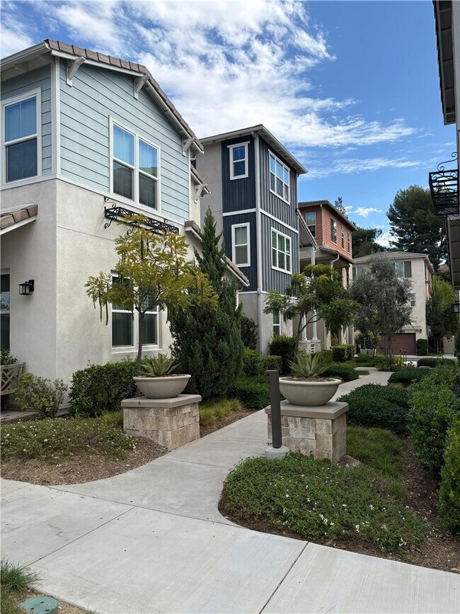 Building Photo - 8 Vista Ct