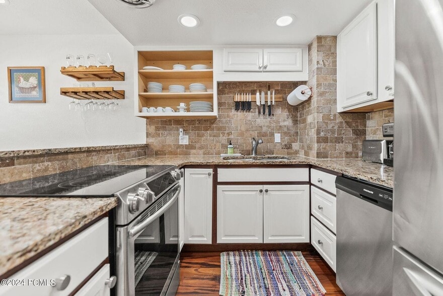 stocked kitchen - 36 Racquet Club Dr