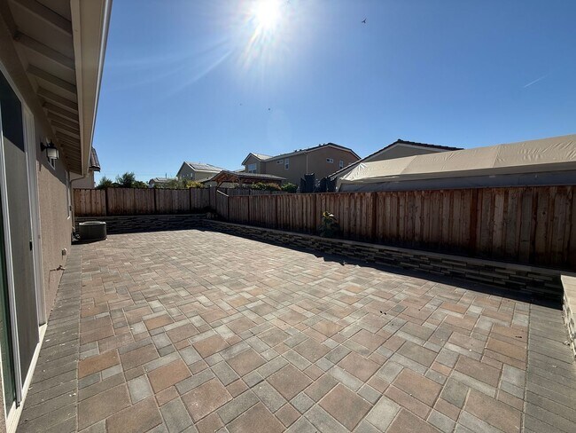 Building Photo - 2081 Fuchsia Dr
