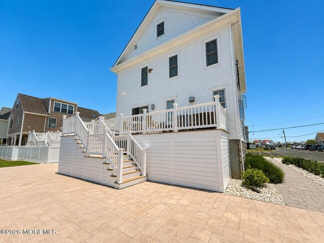 Building Photo - 550 Whiting Ave
