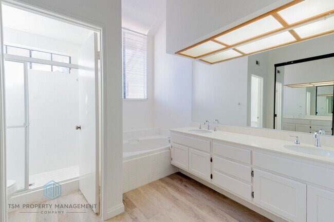 Building Photo - 2 Bed 2.5 Bath Montefino Townhome in the Heart of Diamond Bar!