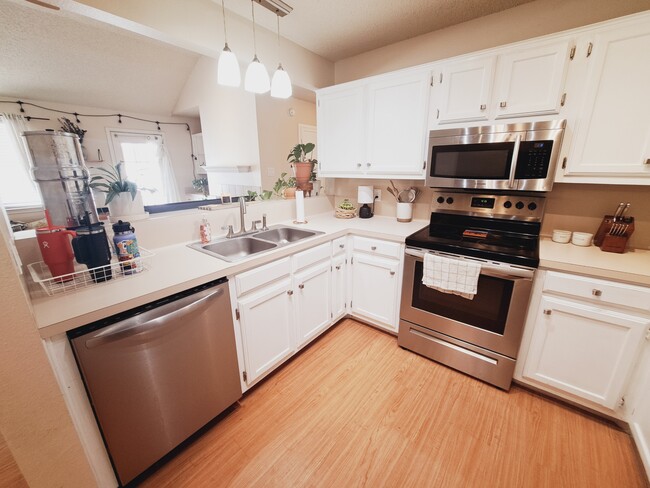 Building Photo - 840 Topaz Ln