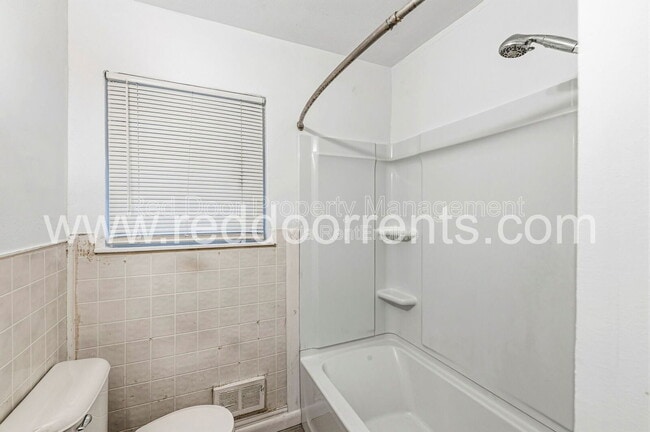 Building Photo - 3729 Kinnear Ave