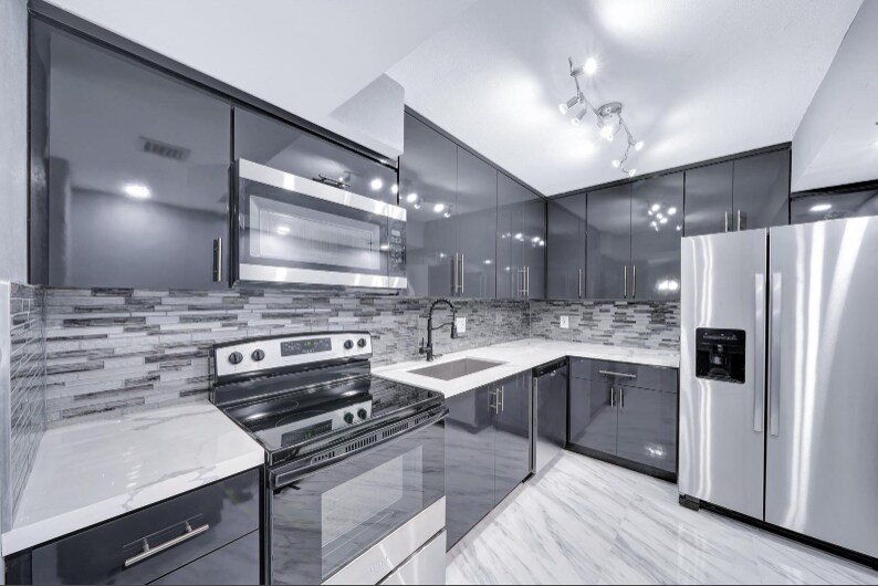 Building Photo - 1100 Saint Charles Pl