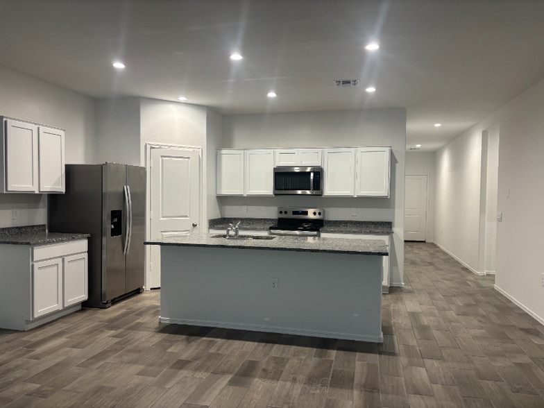 Building Photo - 28242 N Nealite Dr