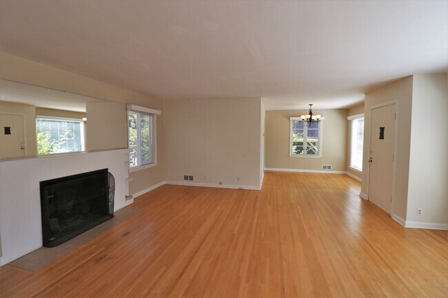 Building Photo - 2 Bedroom 1 Bathroom House in Wedgwood!