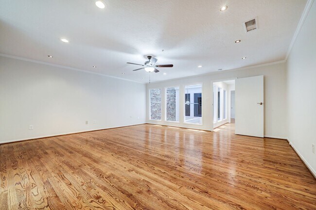 Building Photo - Large Townhome in River Oaks