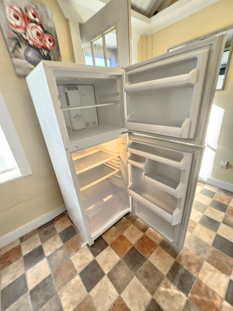 Building Photo - 301 Oakwood St