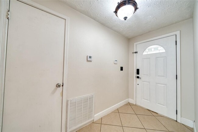 Building Photo - 1323 Oakengates Dr