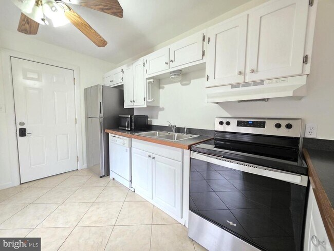 Building Photo - 13 Sailors Way