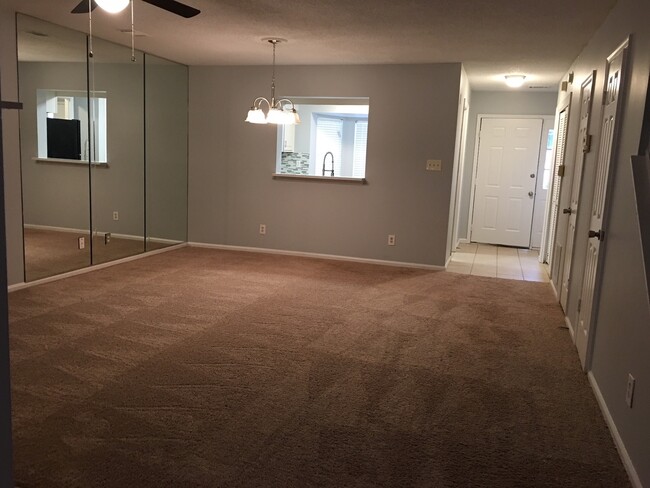 Building Photo - Beautifully Updated Townhome in the Heart ...
