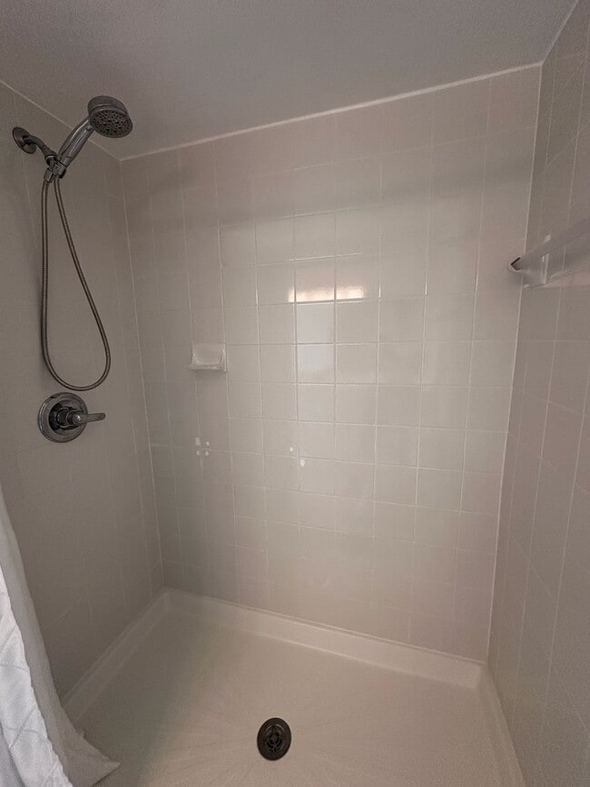 Building Photo - 14831 Park Lake Dr