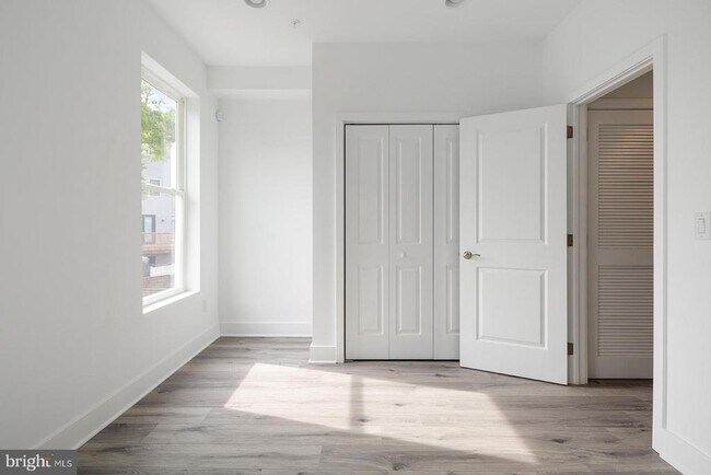 Building Photo - 2032 E Susquehanna Ave