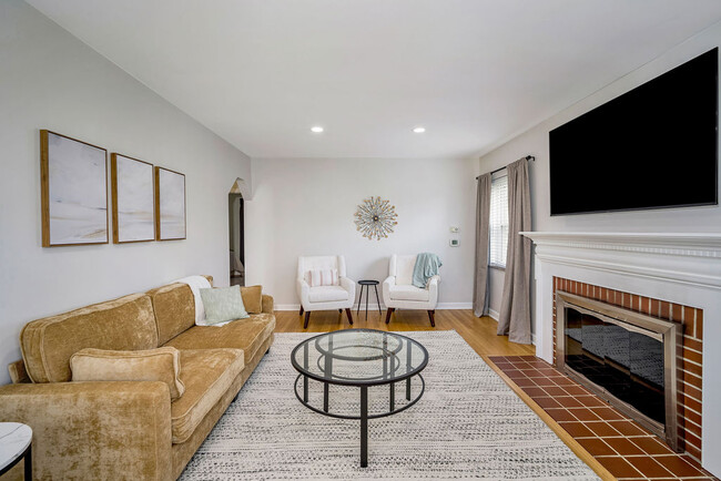 Building Photo - 1128 Exter Dr