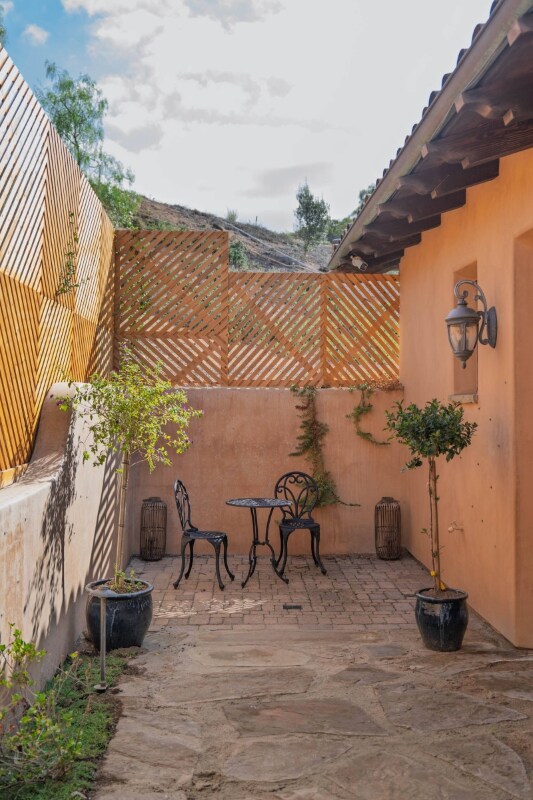 Building Photo - 18000 Sunset Point