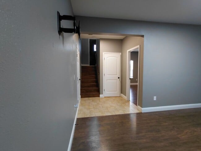 Building Photo - Beautiful home close to post