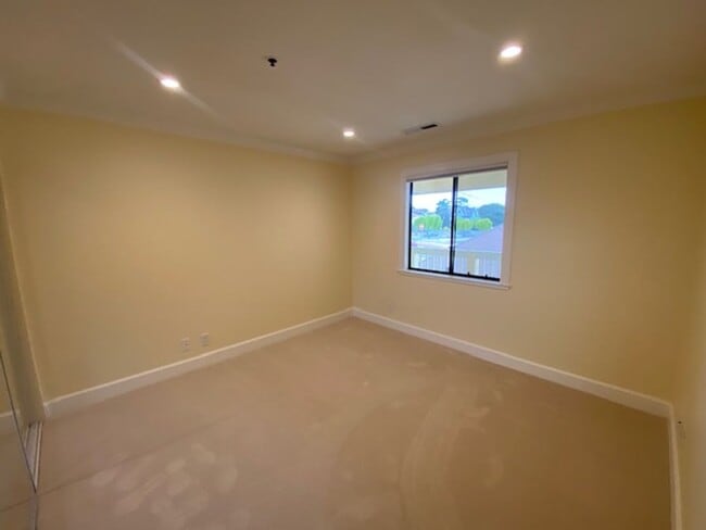 Building Photo - Bright & Stylish Monterey Condo