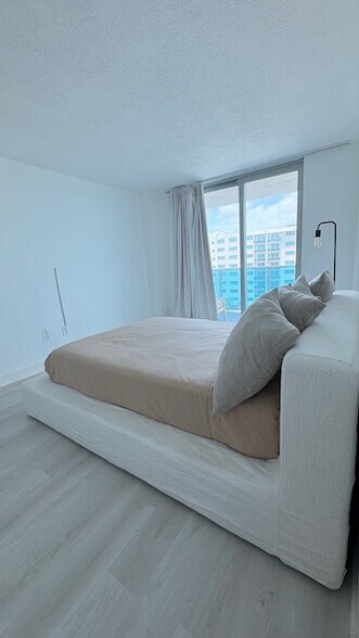 Building Photo - 7501 E Treasure Dr