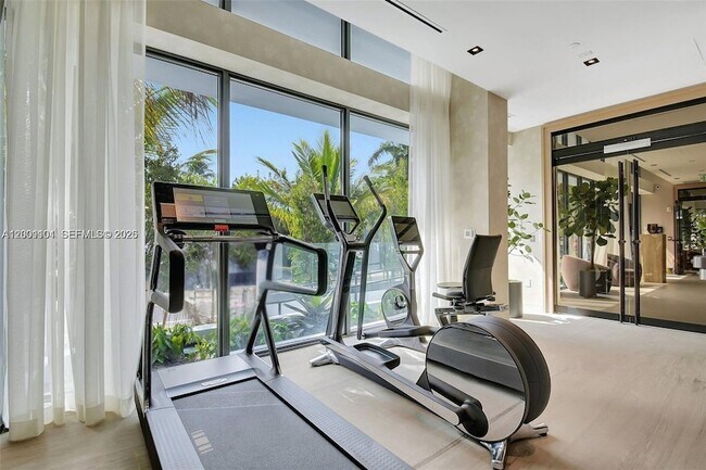 Building Photo - 9901 W Bay Harbor Dr