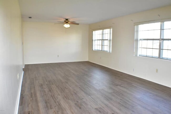Building Photo - 3b/2Bth Home
