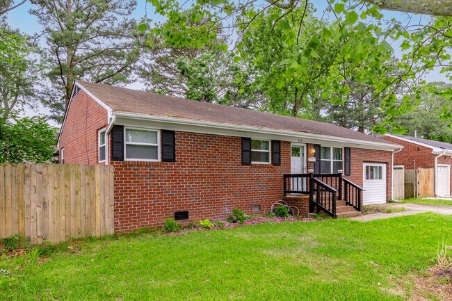 Building Photo - Charming 3-Bedroom Coastal Home in the Hea...