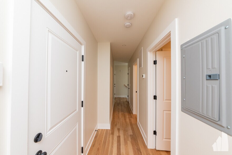 Building Photo - 4853 N Seeley Ave