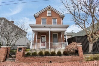 Building Photo - Stunning and Spacious 3 Bedroom House
