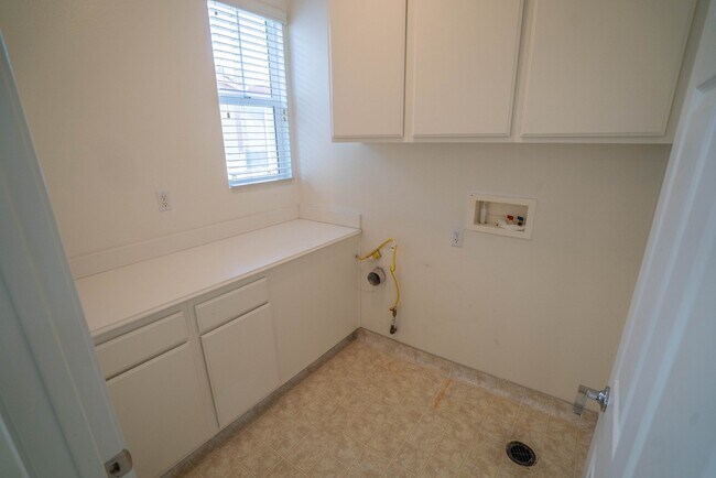 Building Photo - 27663 Sunny Creek Dr