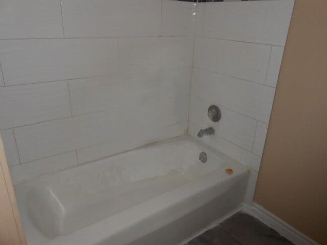 Building Photo - Spacious 2 story Townhouse with Community Pool