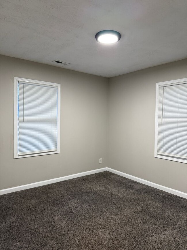 Building Photo - 3 bed 1 bath home for rent!