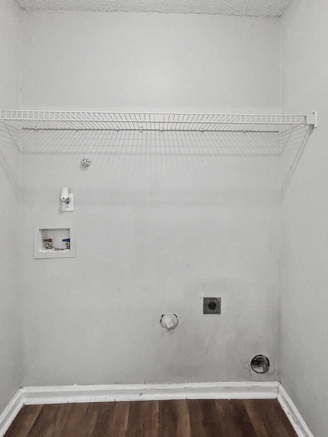 Building Photo - Spacious Home with Garage and Modern Features