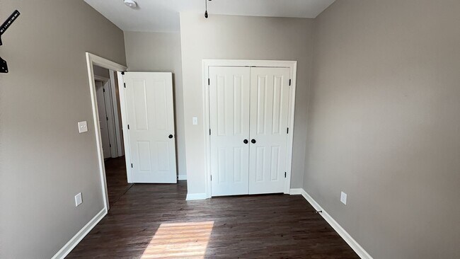 Building Photo - 3 Bedroom 2 Bath home located in coveted L...