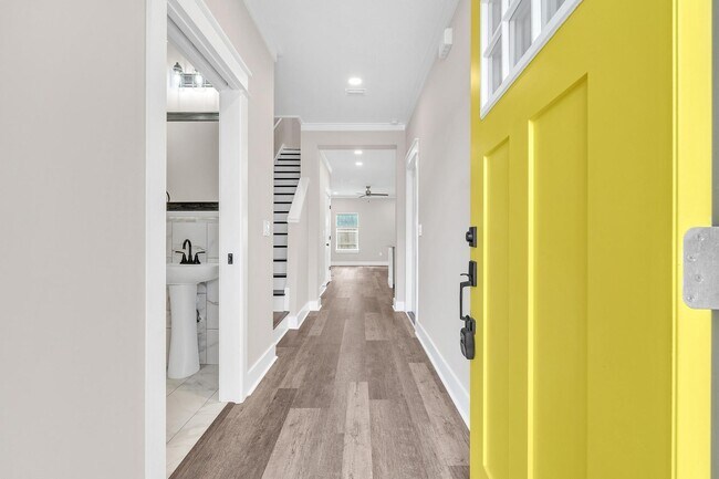 Building Photo - Modern 3 Bedroom Townhome!!