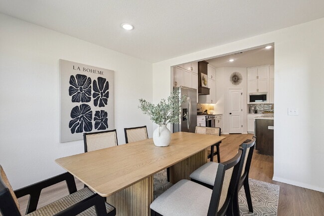 Building Photo - Fully Furnished 4 Bedroom