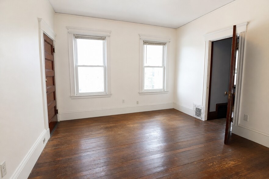Building Photo - 582 Cambridge St